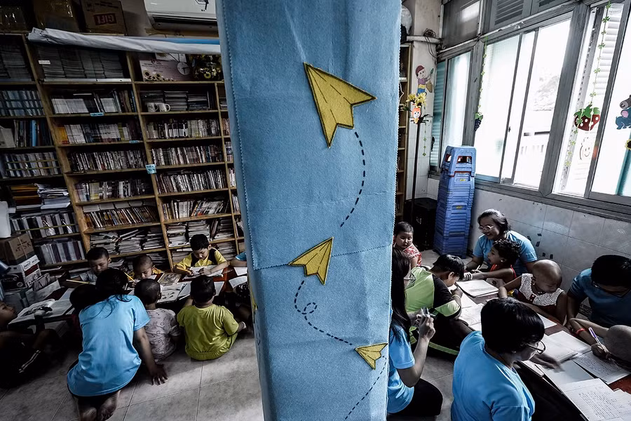 Cô giáo một thập kỷ ở lớp học trò qua đời, cô vẫn phải mỉm cười - 17