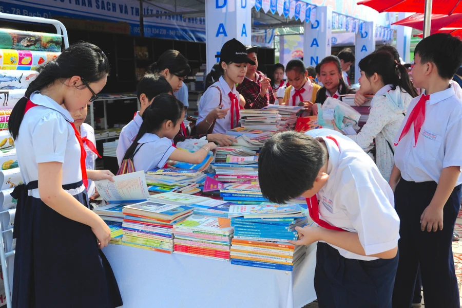 Học sinh TP Đà Nẵng chọn sách trong Ngày hội sách quận Hải Châu năm 2019. 