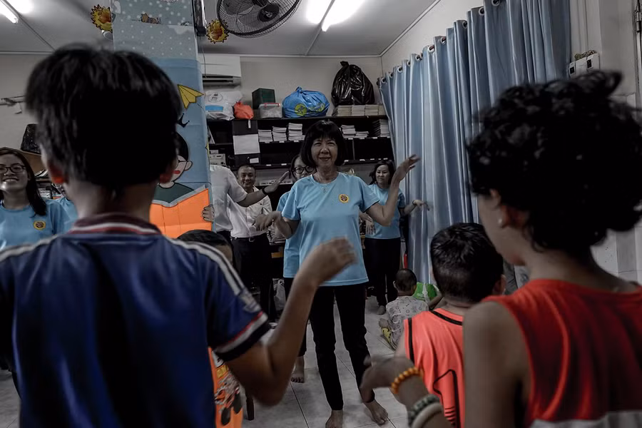 Cô giáo một thập kỷ ở lớp học trò qua đời, cô vẫn phải mỉm cười - 12