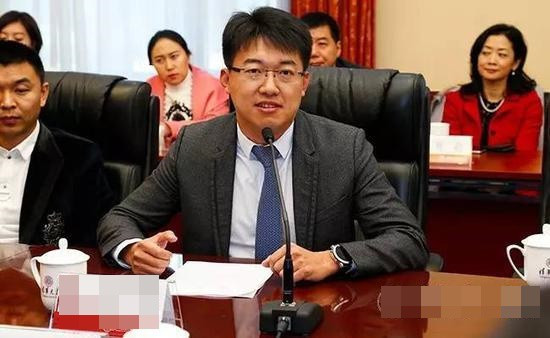 Chuyện tình của người phụ nữ giàu nhất Trung Quốc và người chồng "môn đăng hộ đối": Bên ngoài là tỷ phú tiếng tăm, trong nhà là vợ hiền - Ảnh 2. Chuyện tình của người phụ nữ giàu nhất Trung Quốc và người chồng "môn đăng hộ đối": Bên ngoài là tỷ phú tiếng tăm, trong nhà là vợ hiền - Ảnh 2.