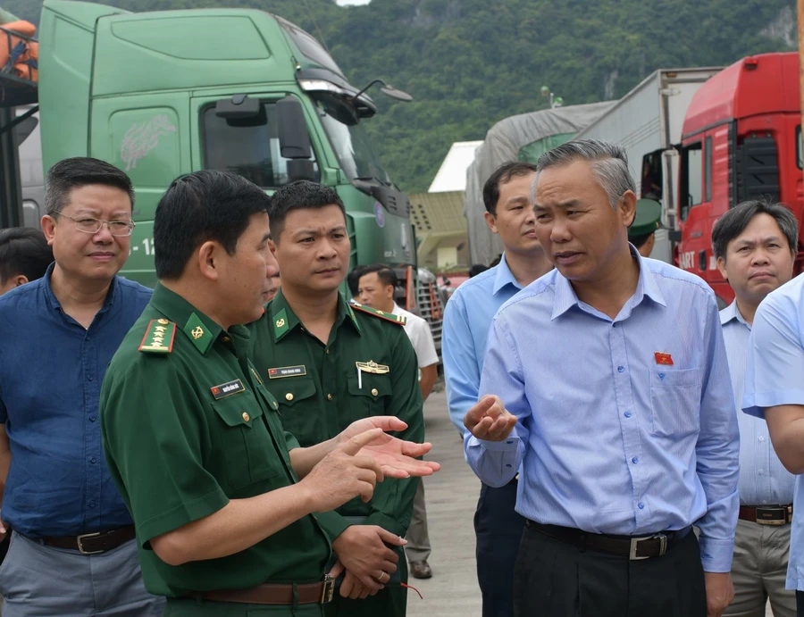 Tại buổi đi kiểm tra thực địa, Thứ trưởng Phùng Đức Tiến yêu cầu phối hợp giải quyết nhanh tình trạng ùn cứ nông sản ở cửa khẩu.