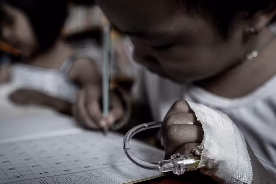 Cô giáo một thập kỷ ở lớp học trò qua đời, cô vẫn phải mỉm cười - 3