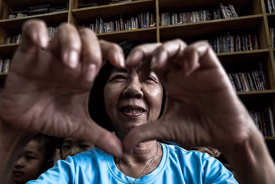 Cô giáo một thập kỷ ở lớp học trò qua đời, cô vẫn phải mỉm cười - 11