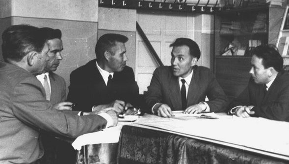 Vasily Sukhomlinsky (thứ hai từ phải sang) với các đồng nghiệp. Vasily Sukhomlinsky (thứ hai từ phải sang) với các đồng nghiệp.