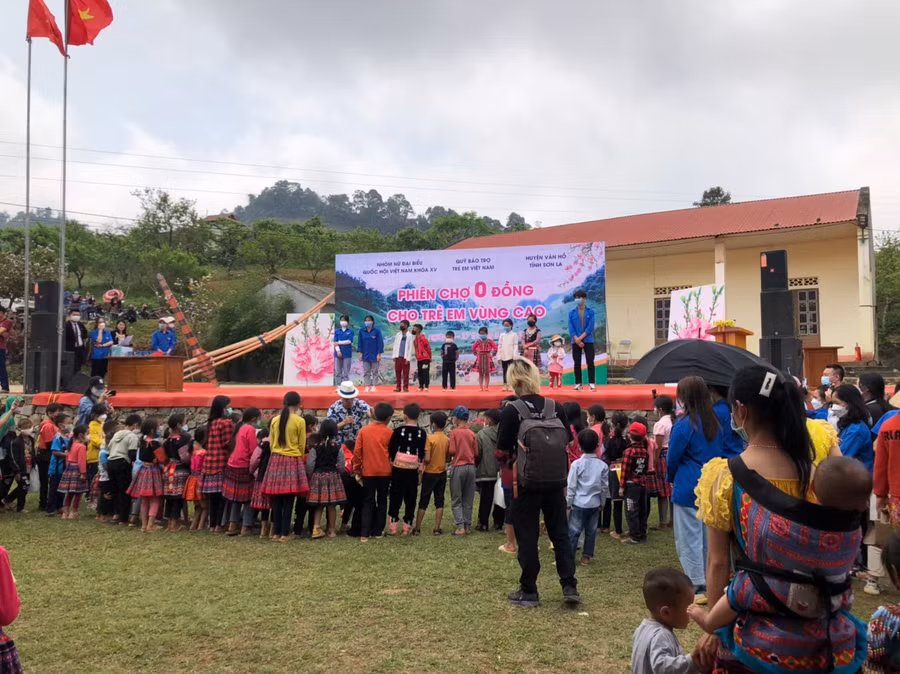 Phiên chợ 0 đồng mạng đến nụ cười, hạnh phúc cho trẻ em vùng cao