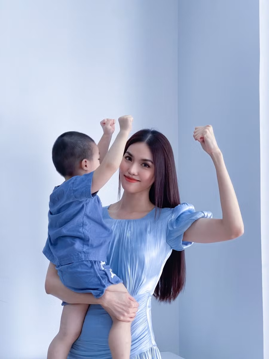 Sara Lưu khoe ảnh thú vị có 1-0-2 của hai nhóc tì, cục cưng nhà Lan Khuê không hề kém cạnh&nbsp; ảnh 1