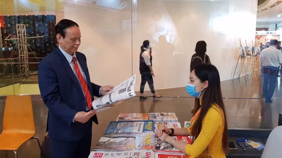 Nhà báo Hồng Vinh, nguyên TBT báo Nhân dân, nguyên Chủ tịch Hội nhà báo Việt Nam đọc báo Giáo dục và Thời đại tại Hội báo toàn quốc.