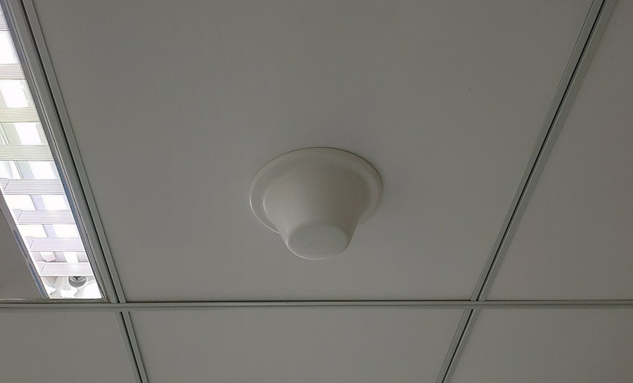 Tuy nhiên ở những không gian riêng hoặc không cần thiết có camera an ninh, nếu đã lỡ lắp vẫn có giải pháp khắc phục là che lại (ảnh:PK).