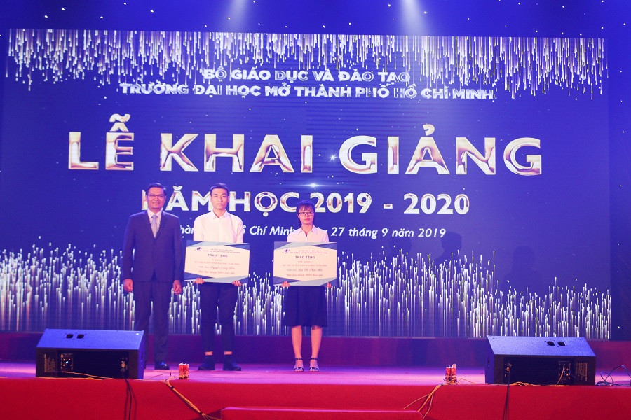 PGS.TS Nguyễn Minh Hà- Hiệu trưởng Trường ĐH Mở TPHCM trao học bổng cho sinh viên PGS.TS Nguyễn Minh Hà- Hiệu trưởng Trường ĐH Mở TPHCM trao học bổng cho sinh viên