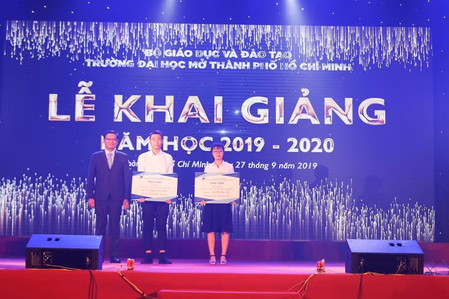 PGS.TS Nguyễn Minh Hà- Hiệu trưởng Trường ĐH Mở TPHCM trao học bổng cho sinh viên