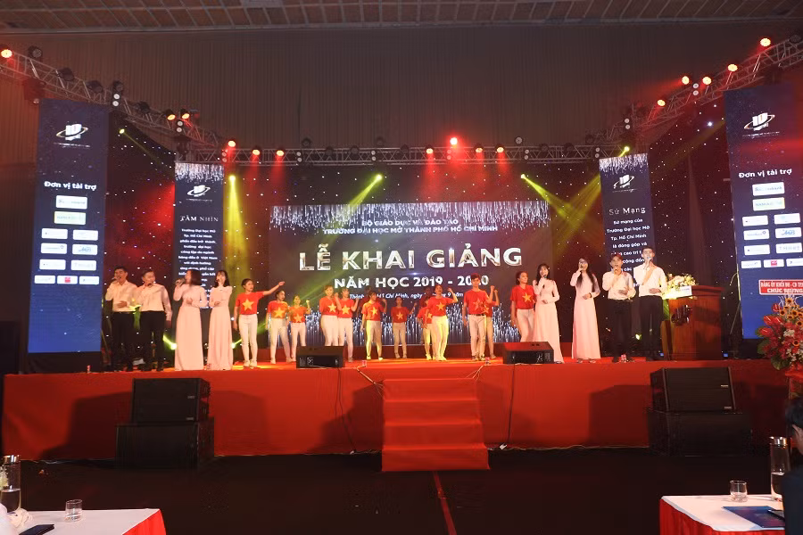 Một tiết mục văn nghệ tại lễ khai giảng