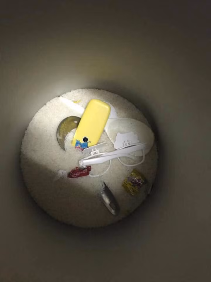 Nhiều món đồ như kính, thìa, điện thoại... được cất kĩ càng trong thùng gạo khiến mẹ tìm mỏi mắt
