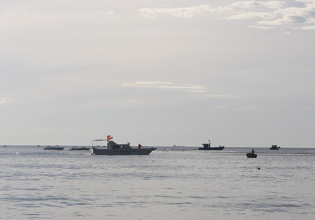 Các phương tiện tàu, ca-nô… được triển khai trên biển.