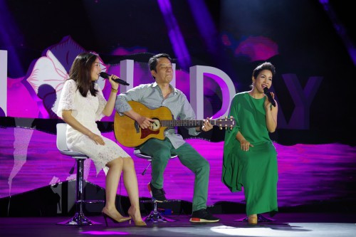 Gia đình nghệ sĩ Mỹ Linh – Anh Quân hòa giọng trong ca khúc “Lời mẹ ru”.