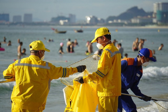 Thu gom các phế phẩm, tấm hút dầu… sau khi đã xử lí.