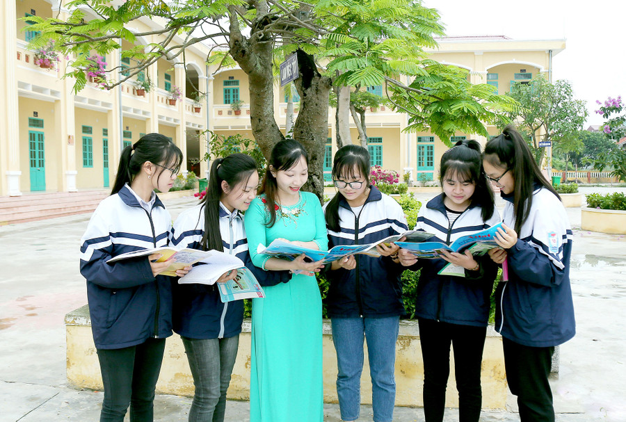 Một buổi ngoại khóa sân trường cùng các em học sinh Một buổi ngoại khóa sân trường cùng các em học sinh