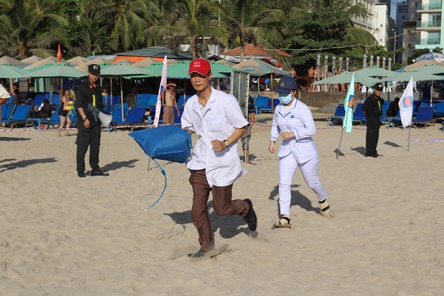 Nhận tin báo có nạn nhân cần cấp cứu, lực lượng y tế tại hiện trường nhanh chóng làm nhiệm vụ.