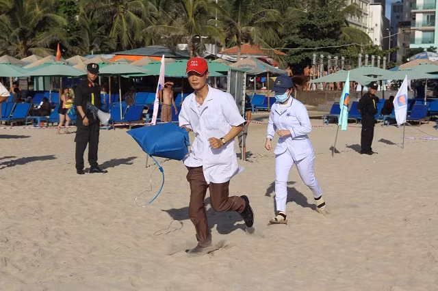 Nhận tin báo có nạn nhân cần cấp cứu, lực lượng y tế tại hiện trường nhanh chóng làm nhiệm vụ.