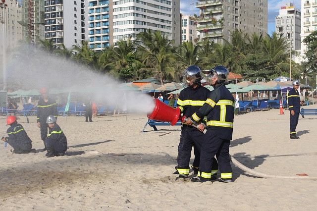 Lực lượng chuyên trách phun hóa chất, tiến hành xử lí sự cố tràn dầu theo đúng quy trình, kế hoạch đề ra.