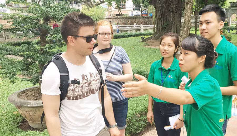 Các tình nguyện viên thuyết minh cho du khách tại Văn Miếu – Quốc Tử Giám, Hà Nội