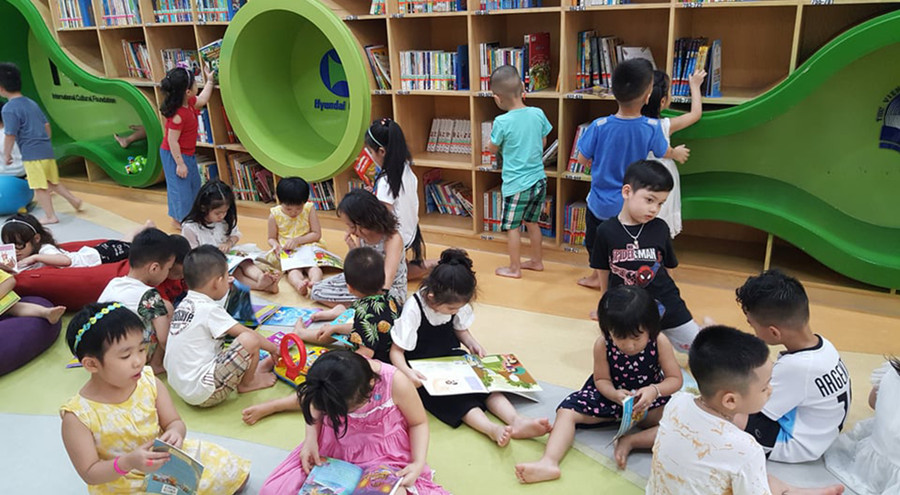 Thoải mái tương tác với sách và đồ chơi. Ảnh: T.G