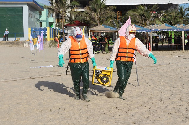 Các thiết bị chuyên dụng được đưa đến khu vực xử lí sự cố.