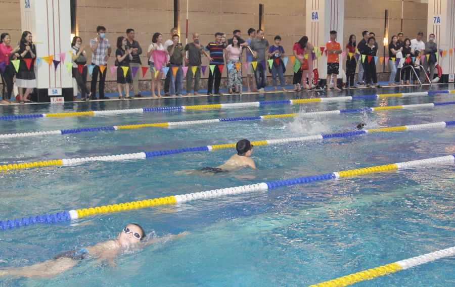 Tham dự Giải bơi học sinh Tiểu học – Hapu Swimming Cup 2020 có hơn 200 học sinh Tiểu học trên địa bàn quận Thanh Xuân tham gia.