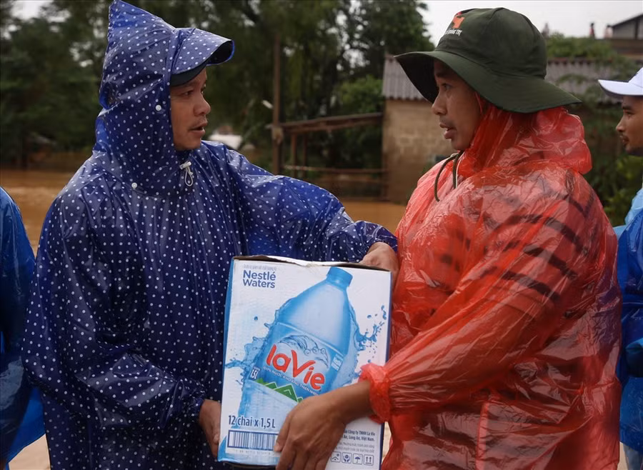 Nước khoáng La Vie được trao đến người dân vùng rốn lũ Quảng Trị.