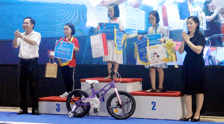 Hơn 200 học sinh tiểu học tranh tài giải bơi Hapu Swimming ảnh 3