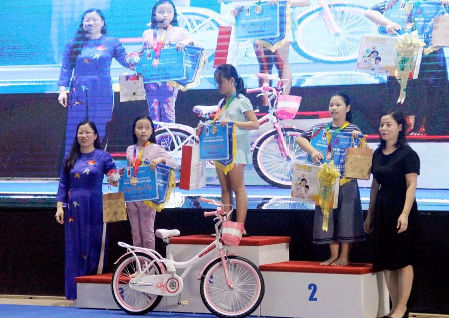 Hơn 200 học sinh tiểu học tranh tài giải bơi Hapu Swimming ảnh 2