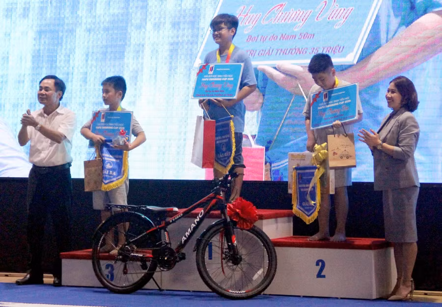 Đại diện Ban tổ chức trao giải cho các học sinh.