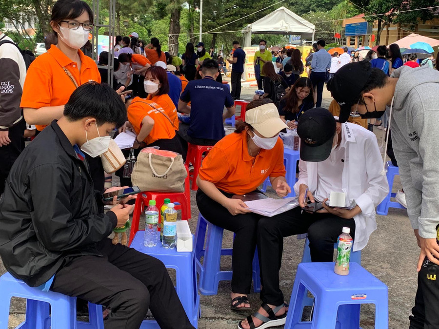 Các lực lượng hỗ trợ tân sinh viên luôn túc trực và hỗ trợ sinh viên mọi lúc, mọi nơi. Các lực lượng hỗ trợ tân sinh viên luôn túc trực và hỗ trợ sinh viên mọi lúc, mọi nơi.