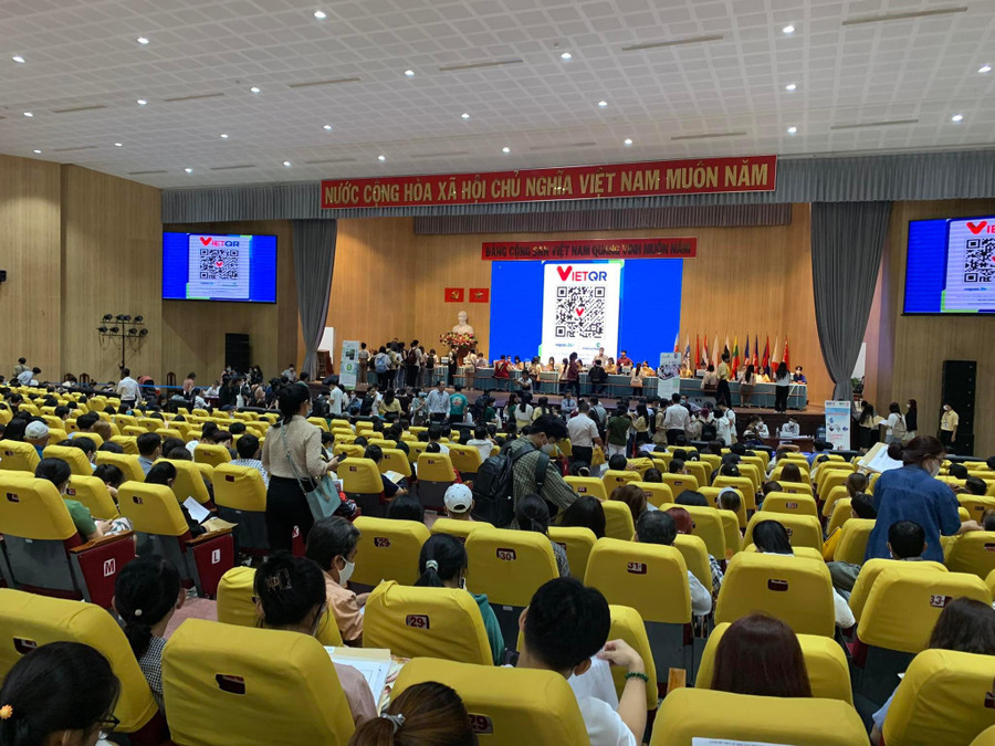 Quá trình làm thủ tục nhập học của tân sinh viên HUB diễn ra rất trật tự, nghiêm túc và thuận lợi. Quá trình làm thủ tục nhập học của tân sinh viên HUB diễn ra rất trật tự, nghiêm túc và thuận lợi.