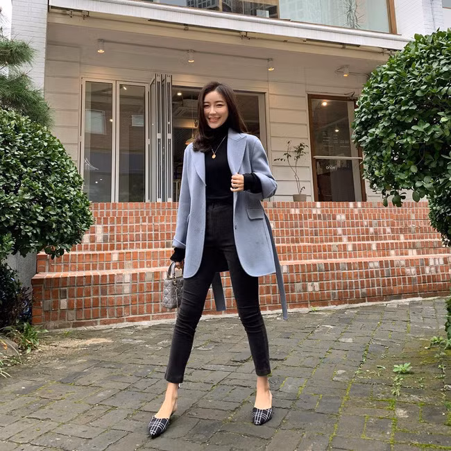 Học ngay 12 set đồ của các quý cô Châu Á để thêm ý tưởng diện đồ cho những ngày mưa lạnh-2