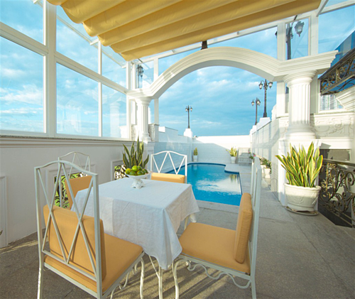 Cận cảnh biệt thự dát vàng, nguy nga như lâu đài của Lý Nhã Kỳ ảnh 10 Hồ bơi trên sân thượng của căn biệt thự.