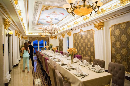 Cận cảnh biệt thự dát vàng, nguy nga như lâu đài của Lý Nhã Kỳ ảnh 8 Phòng ăn rộng lớn và sang trọng.