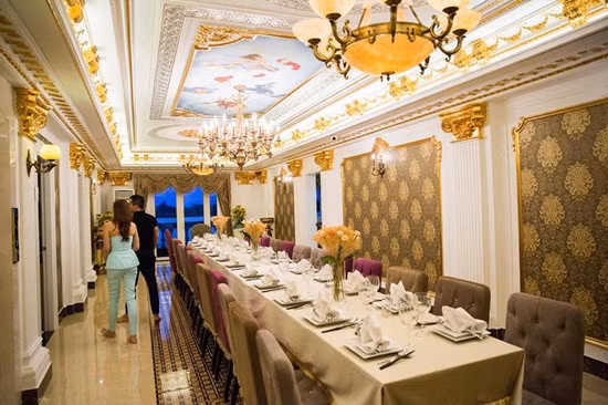 Phòng ăn rộng lớn và sang trọng.