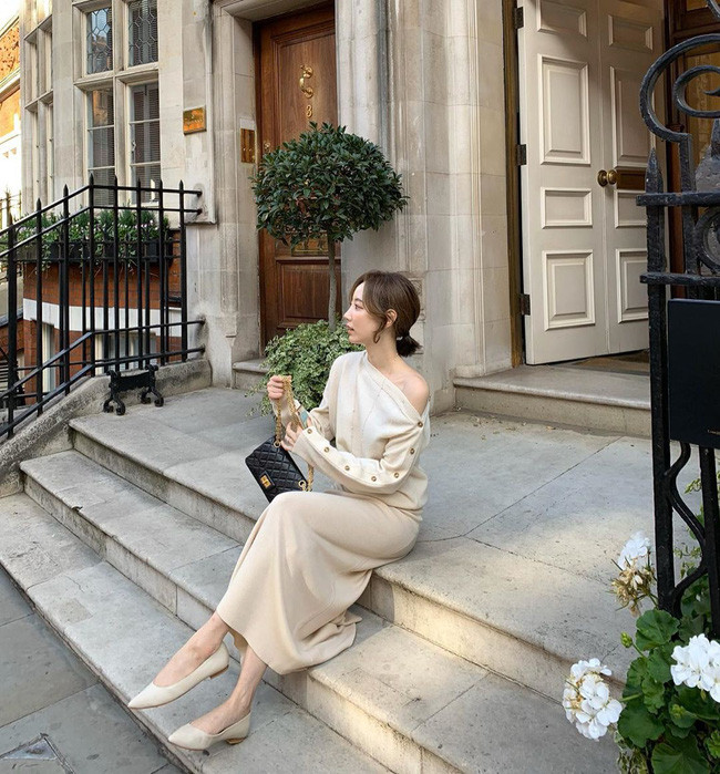 Học ngay 12 set đồ của các quý cô Châu Á để thêm ý tưởng diện đồ cho những ngày mưa lạnh-8