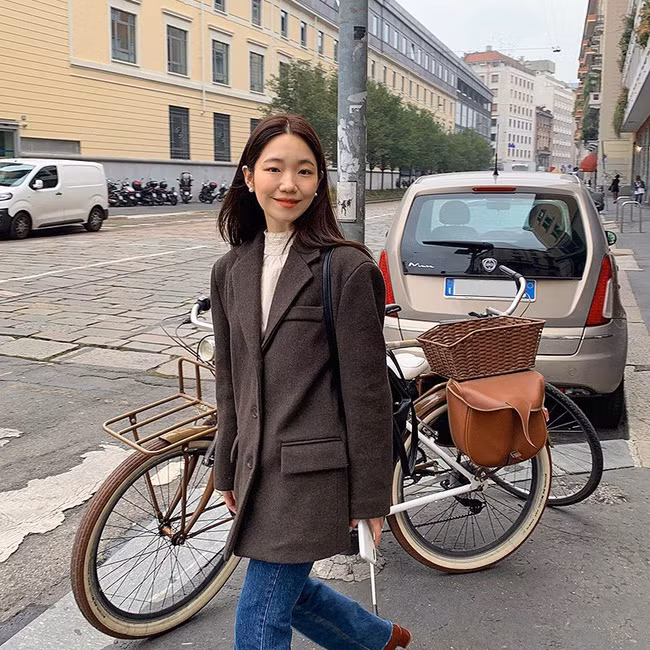 Học ngay 12 set đồ của các quý cô Châu Á để thêm ý tưởng diện đồ cho những ngày mưa lạnh-1