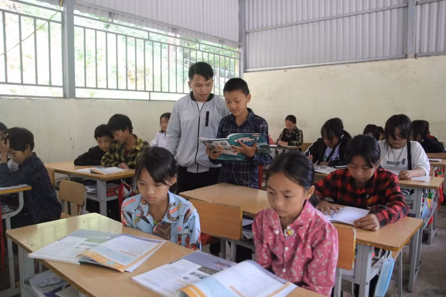 Thầy trò Trường PTDTBT THCS Tìa Dình.