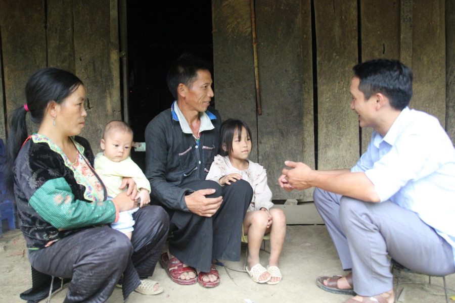 Giáo viên trường PTDTBT Tiểu học Tìa Dình thăm gia đình học sinh.