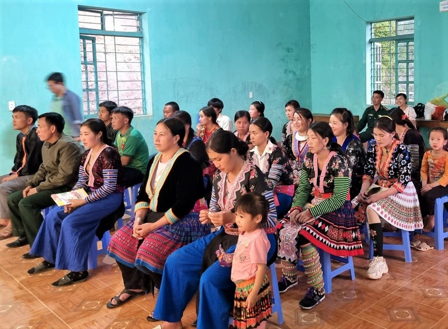 Những học viên tham gia khai giảng lớp XMC tại xã Chung Chải, huyện Mường Nhé.