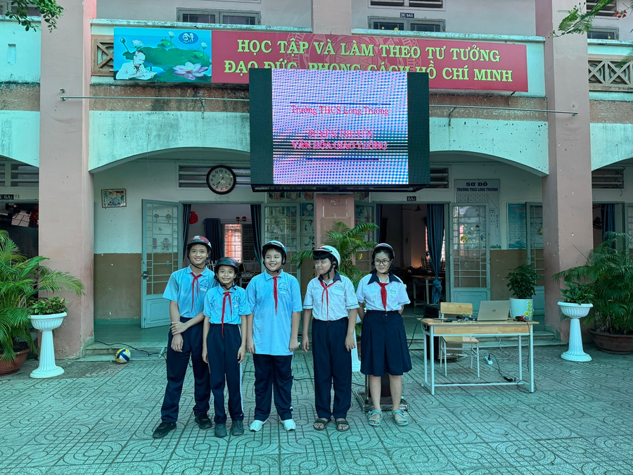 Học sinh Trường THCS Long Trường, TP Thủ Đức thực hành đội mũ bảo hiểm trong tiết học An toàn giao thông, sáng 15/5. Học sinh Trường THCS Long Trường, TP Thủ Đức thực hành đội mũ bảo hiểm trong tiết học An toàn giao thông, sáng 15/5.