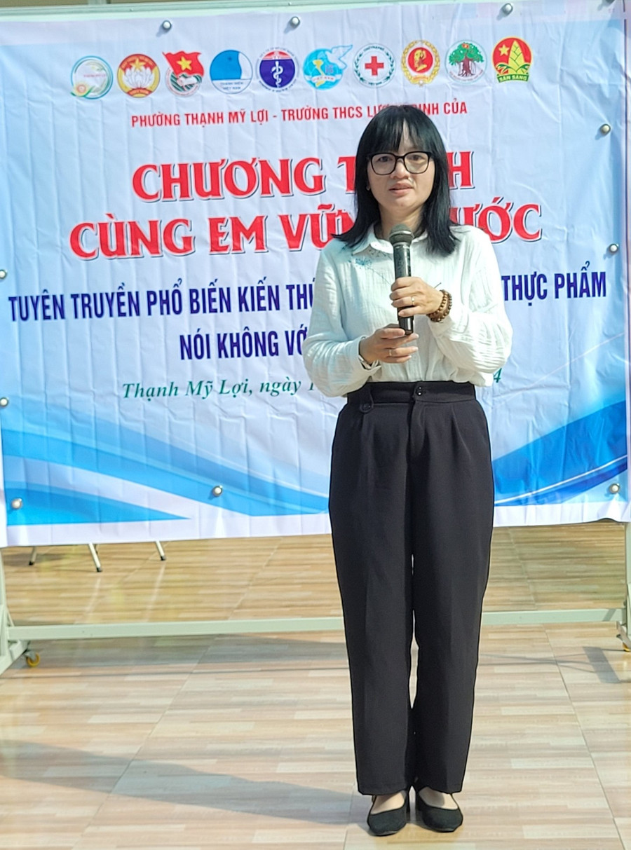 Bà Nguyễn Thị Hà - Chủ tịch UBMTTQVN phường Thạnh Mỹ Lợi, TP Thủ Đức phổ biến kiến thức phòng tránh ngộ độc thực phẩm cho học sinh Trường THCS Lương Định Của. Bà Nguyễn Thị Hà - Chủ tịch UBMTTQVN phường Thạnh Mỹ Lợi, TP Thủ Đức phổ biến kiến thức phòng tránh ngộ độc thực phẩm cho học sinh Trường THCS Lương Định Của.