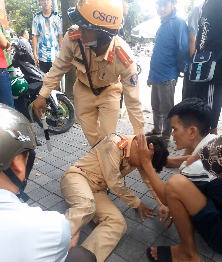 Chiến sĩ CSGT bị quái xế tông bị thương. (Ảnh: LD).