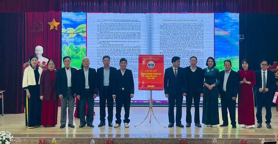 Cuốn Lịch sử ngành GD&ĐT thành phố Lào Cai chính thức ra mắt. 