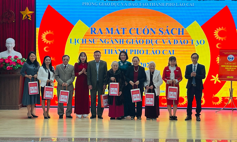 Tặng sách cho các cơ quan, Hội cựu giáo chức tỉnh, thành phố, Hội khuyến học và nhà giáo ưu tú, nhà giáo lão thành. Tặng sách cho các cơ quan, Hội cựu giáo chức tỉnh, thành phố, Hội khuyến học và nhà giáo ưu tú, nhà giáo lão thành.