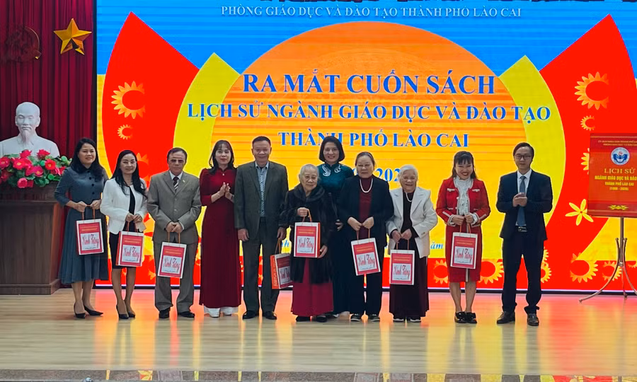 Tặng sách cho các cơ quan, Hội cựu giáo chức tỉnh, thành phố, Hội khuyến học và nhà giáo ưu tú, nhà giáo lão thành.