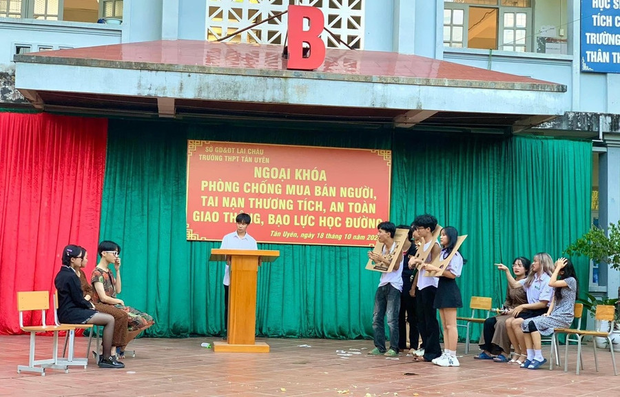 Tiểu phẩm phòng, chống mua bán người của học sinh trường THPT Tân Uyên.