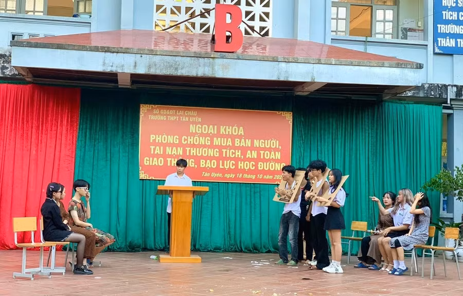 Tiểu phẩm phòng, chống mua bán người của học sinh trường THPT Tân Uyên.
